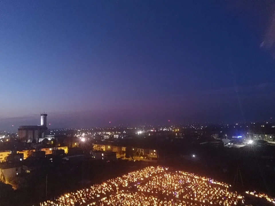 Cmentarz w Krotoszynie nocą