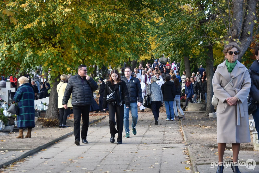 Wszystkich Świętych 2023 w Gostyniu. Znicze i kwiaty na nagrobkach - jak wyglądają cmentarze