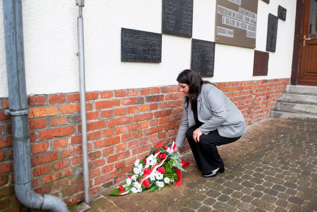 W Jarocinie uczczono symbolicznie godzinę W pod tablicą znajdującą się na ścianie Liceum Ogólnokształcącego