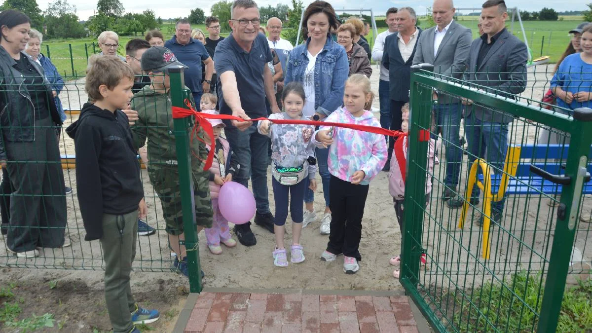 Otwarcie nowego placu zabaw w Ziemlinie. Mieszkańcy zbudowali miejsce dla przyszłych pokoleń własnymi rękoma - Zdjęcie główne