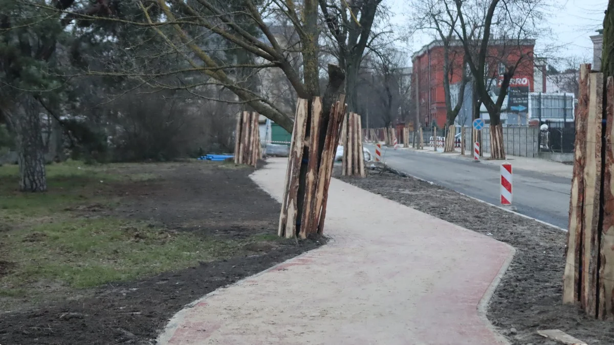 Nowe miejsca postojowe, nasadzenia i ciąg pieszo-rowerowy. Trwa przebudowa dwóch ulic w Rawiczu [ZDJĘCIA] - Zdjęcie główne