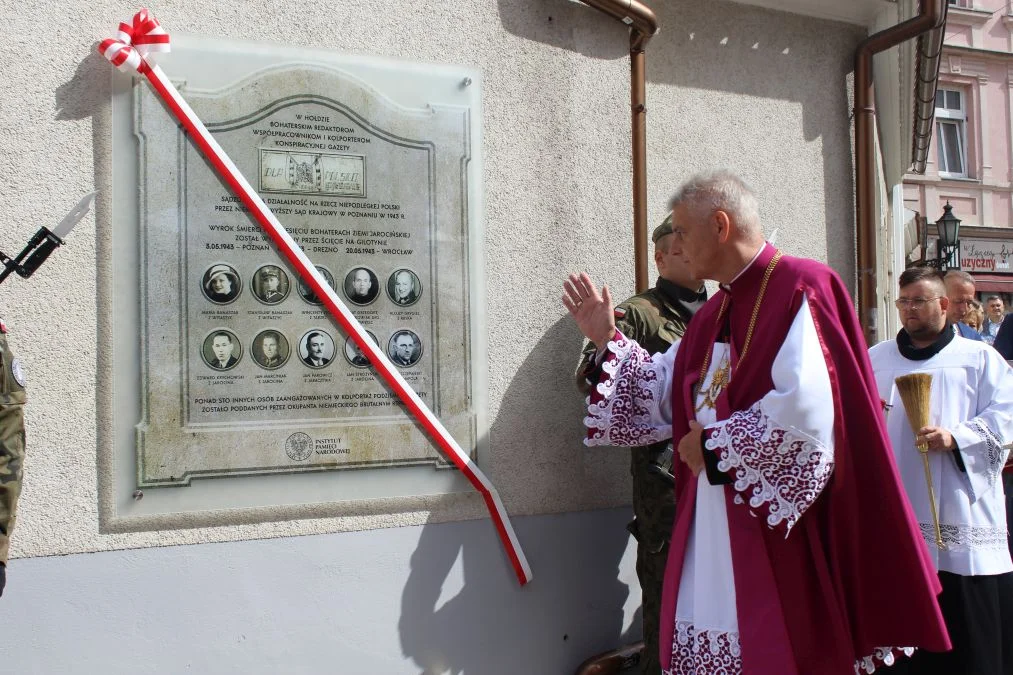 Jarocin. Odsłonięcie tablicy poświęconej kolporterom gazety konspiracyjnej "Dla Ciebie, Polsko" i koncert patriotyczny w JOK-u