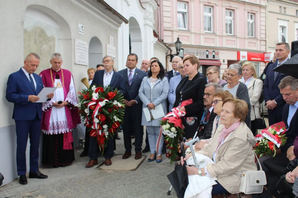 Jarocin. Odsłonięcie tablicy poświęconej kolporterom gazety konspiracyjnej "Dla Ciebie, Polsko" i koncert patriotyczny w JOK-u