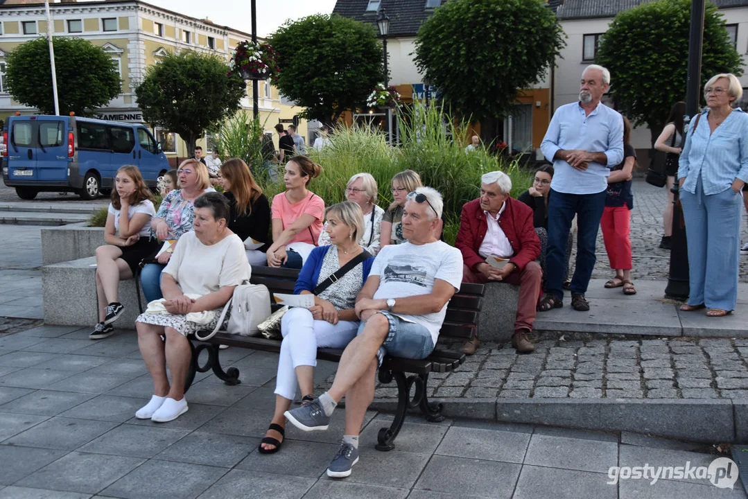 Spektakl teatralny na gostyńskim rynku