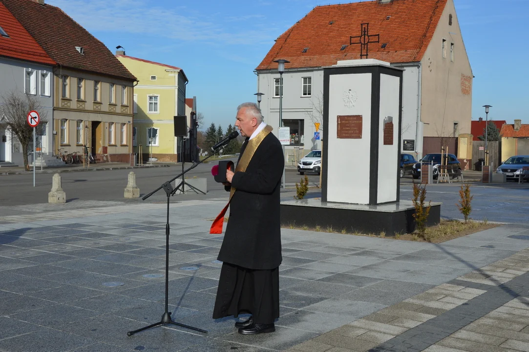 Otwarcie rynku w Jutrosinie z udziałem przedstawicieli samorządów, wojewody i parlamentu