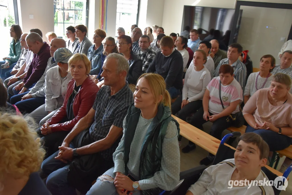 Wystawa prac plastycznych Znane-Nieznane. Stowarzyszenie Nie Sami Krobia