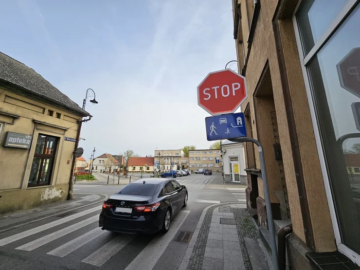 Nowy znak „stop” na skrzyżowaniu Daszyńskiego i Placu Powstańców Wlkp. w Pleszewie. Poprawi bezpieczeństwo? [ZDJĘCIA] - Zdjęcie główne