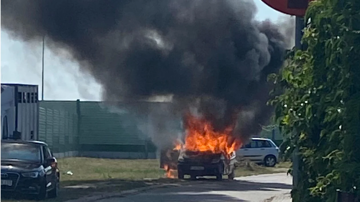 Auto w ogniu na ul. Okrężnej w Jarocinie. Kłęby dymu unoszą się nad miastem - Zdjęcie główne