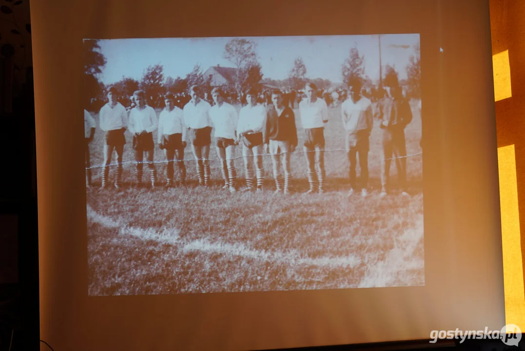 Miłośnicy starych fotografii w pogorzelskiej bibliotece