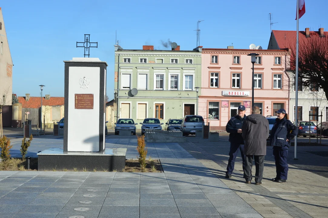 Otwarcie rynku w Jutrosinie z udziałem przedstawicieli samorządów, wojewody i parlamentu