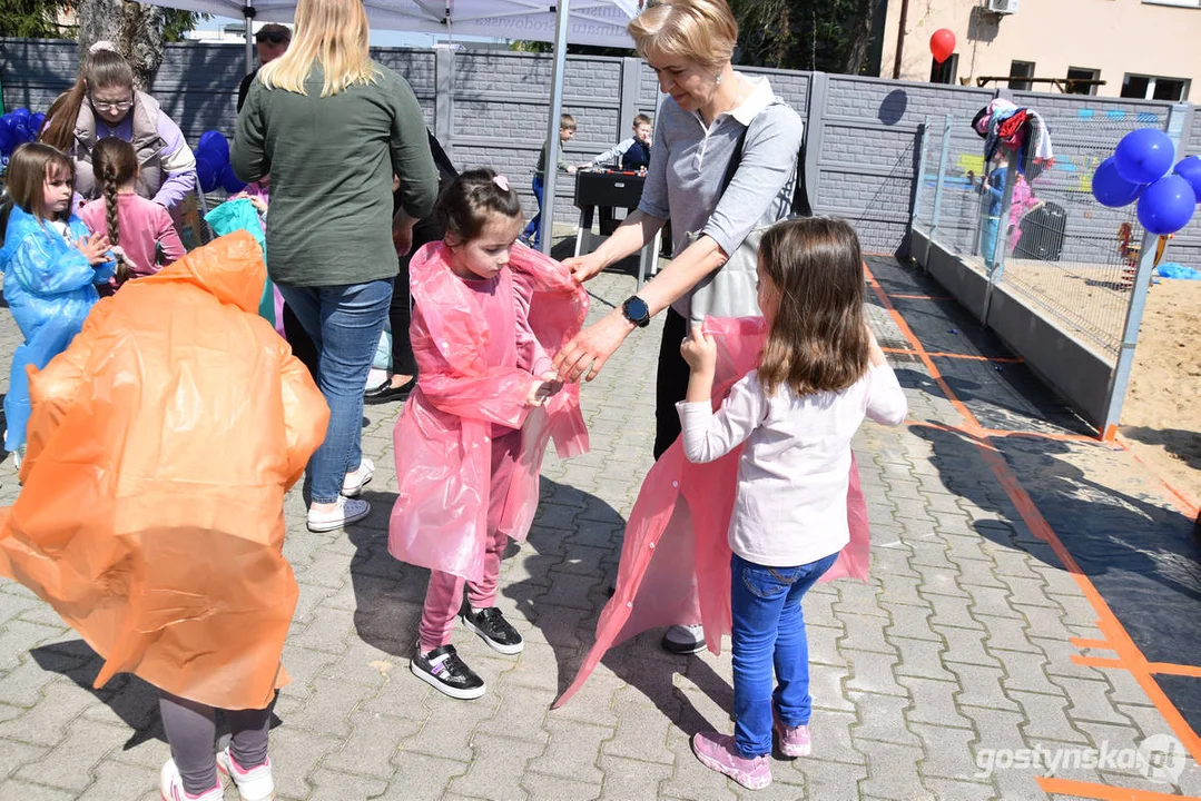 Znakomita zabawa przy malowaniu płotu na placu zabaw