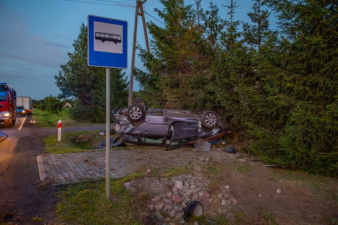 Zderzenie ciężarowego mercedesa z osobówką na DK 12 w Łobzie