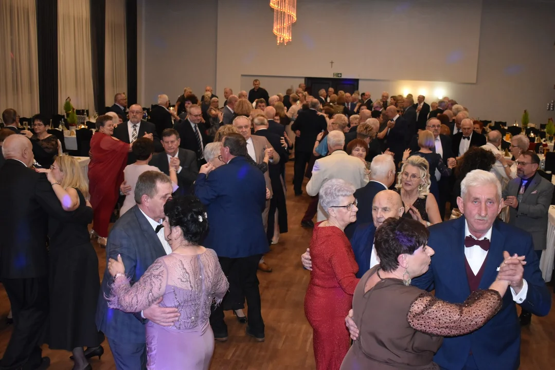Tanecznym krokiem weszli w nowy rok. Pleszewscy seniorzy szaleli na parkiecie podczas balu sylwestrowego - Zdjęcie główne