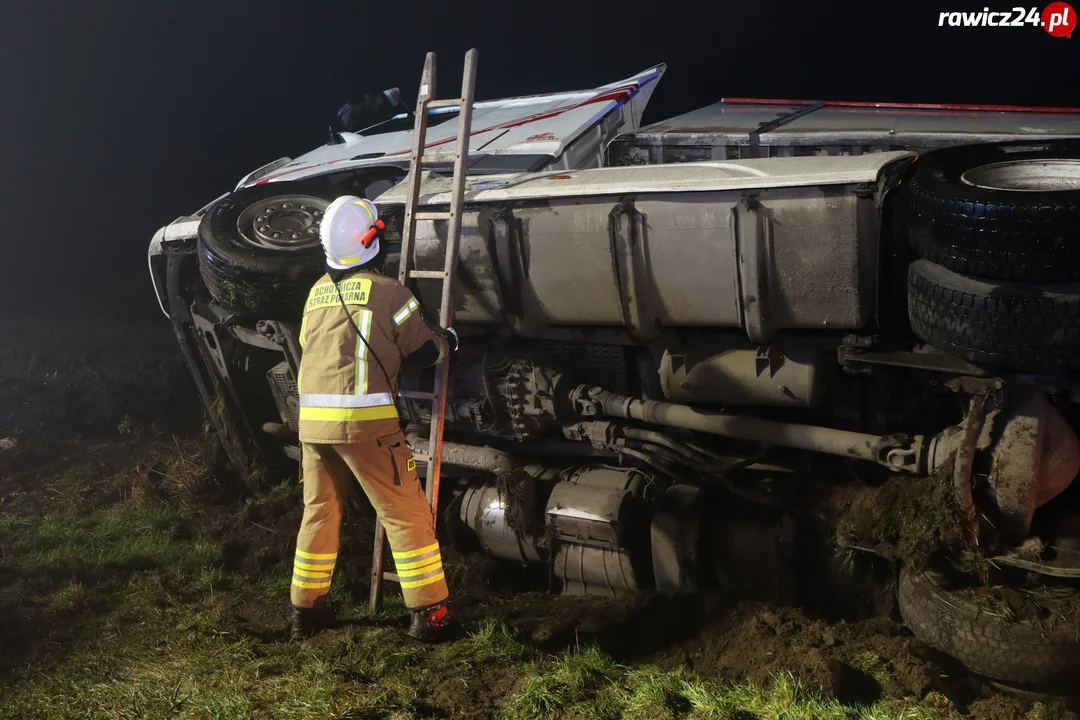 Ciężarówka w rowie na DK36