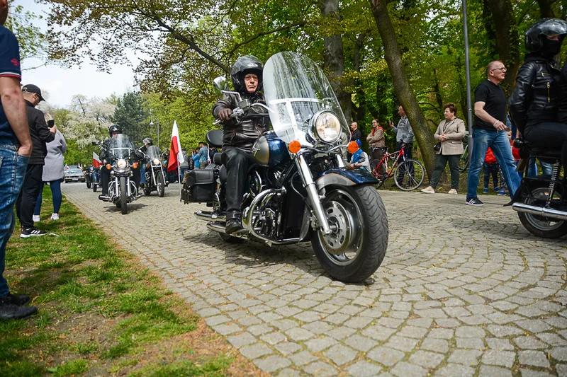 Wystawa zabytkowych pojazdów w Jarocinie z okazji Święta Flagi