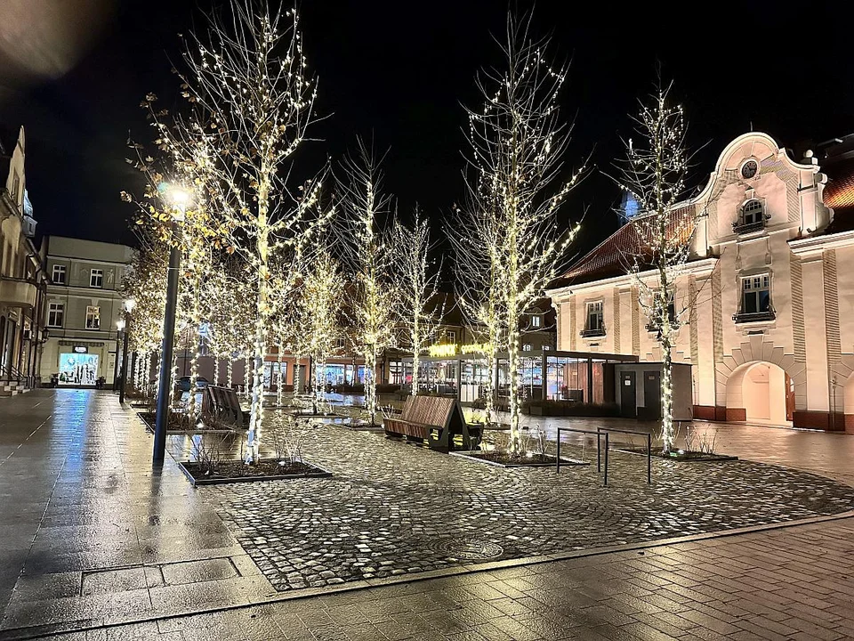 Rynek w Jarocinie wieczorową porą