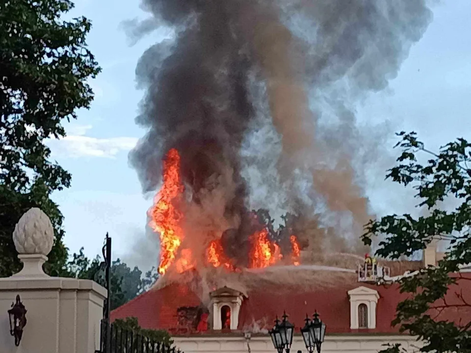 Pożar zabytkowego Pałacu w Konarzewie. W akcji wzięło udział ponad 100 strażaków