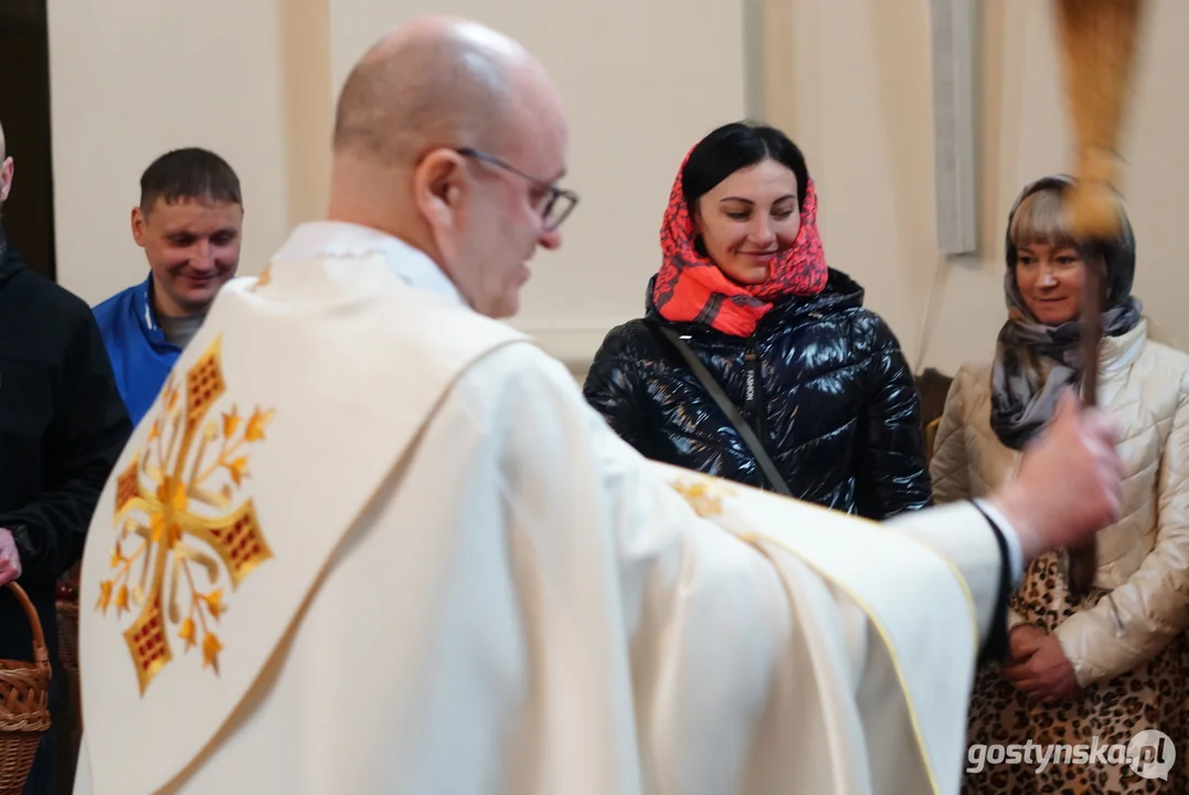 Ukraińskie rodziny na "święconce" w  Świętogórskiej Bazylice