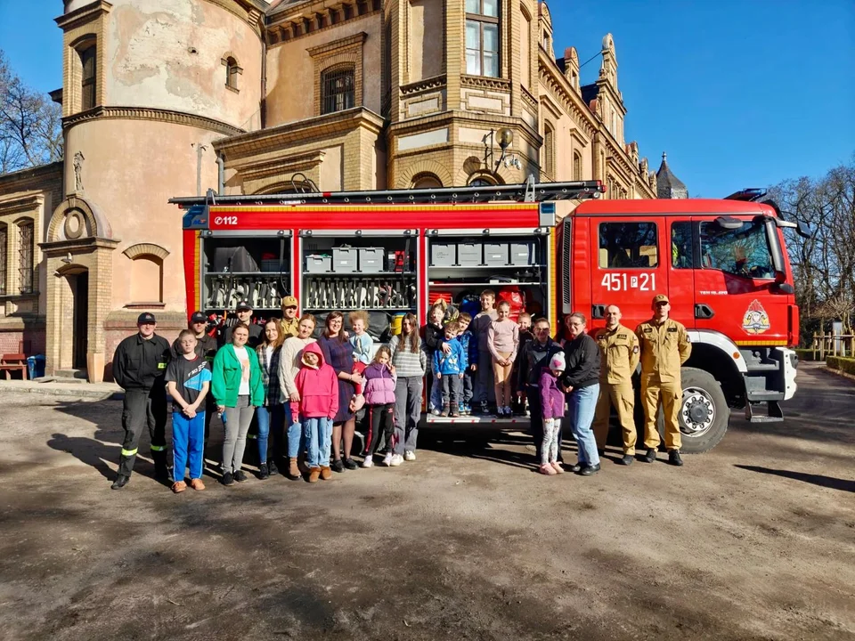Strażacy z wizytą w Domu Dziecka w Górze. Przekazali ważne urządzenia