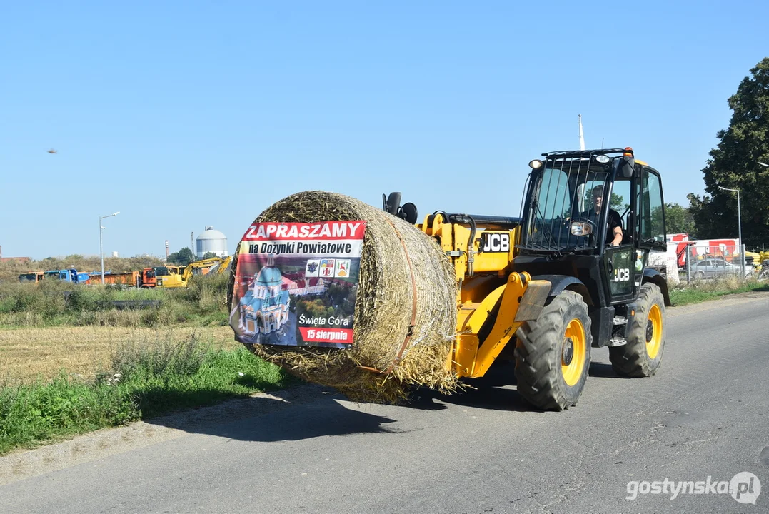 Parada zabytkowych pojazdów podczas dożynek powiatowych na Świętej Górze 2023