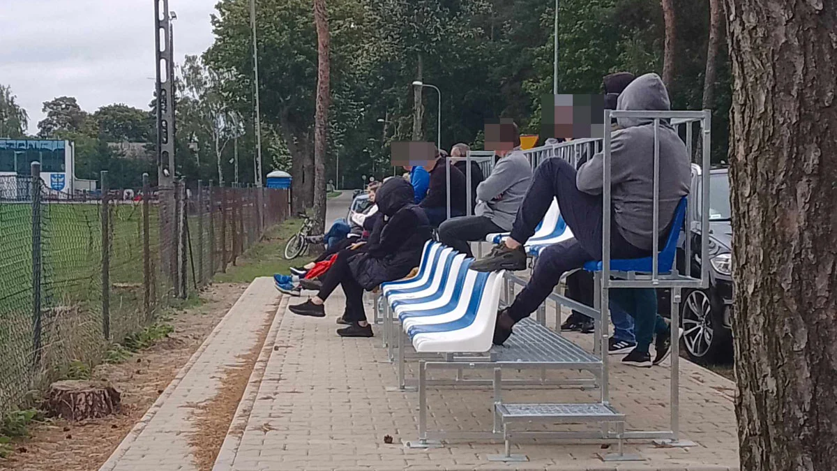 Nowe ławki na stadionie w Piaskach nie tylko dla kibiców drugiej drużyny Korony Piaski - Zdjęcie główne