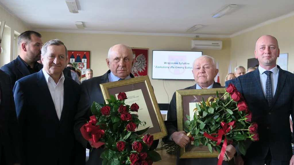 Tytuł „Zasłużony dla Gminy Gołuchów” Adamowi Mikołajczykowi (na zdjęciu z lewej) wręczono podczas kwietniowej sesji rady gminy Gołuchów.