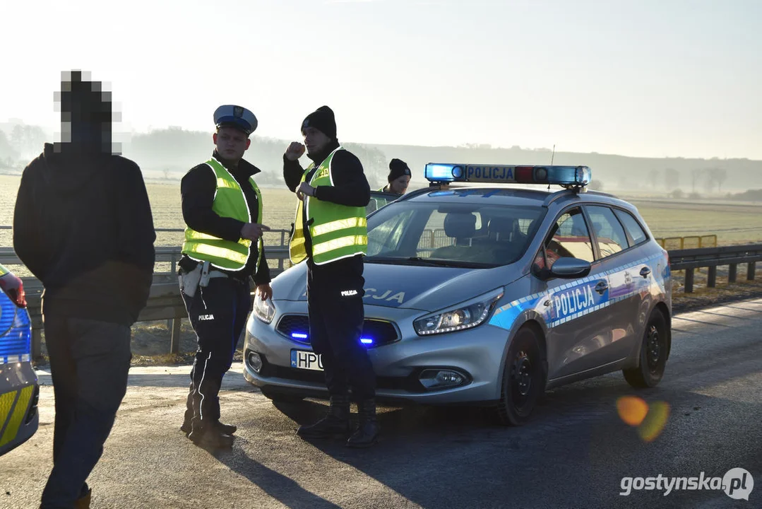 Wypadek na DW434 Gostyń - Poznań. Zderzyły się trzy samochody