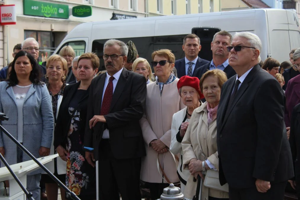 Jarocin. Odsłonięcie tablicy poświęconej kolporterom gazety konspiracyjnej "Dla Ciebie, Polsko" i koncert patriotyczny w JOK-u