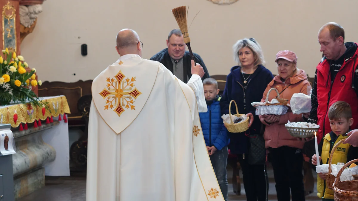 Ukraińskie rodziny na "święconce" w  Świętogórskiej Bazylice