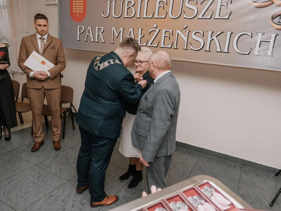 Medale wręczał burmistrz Jaraczewa Bartosz Banaszak