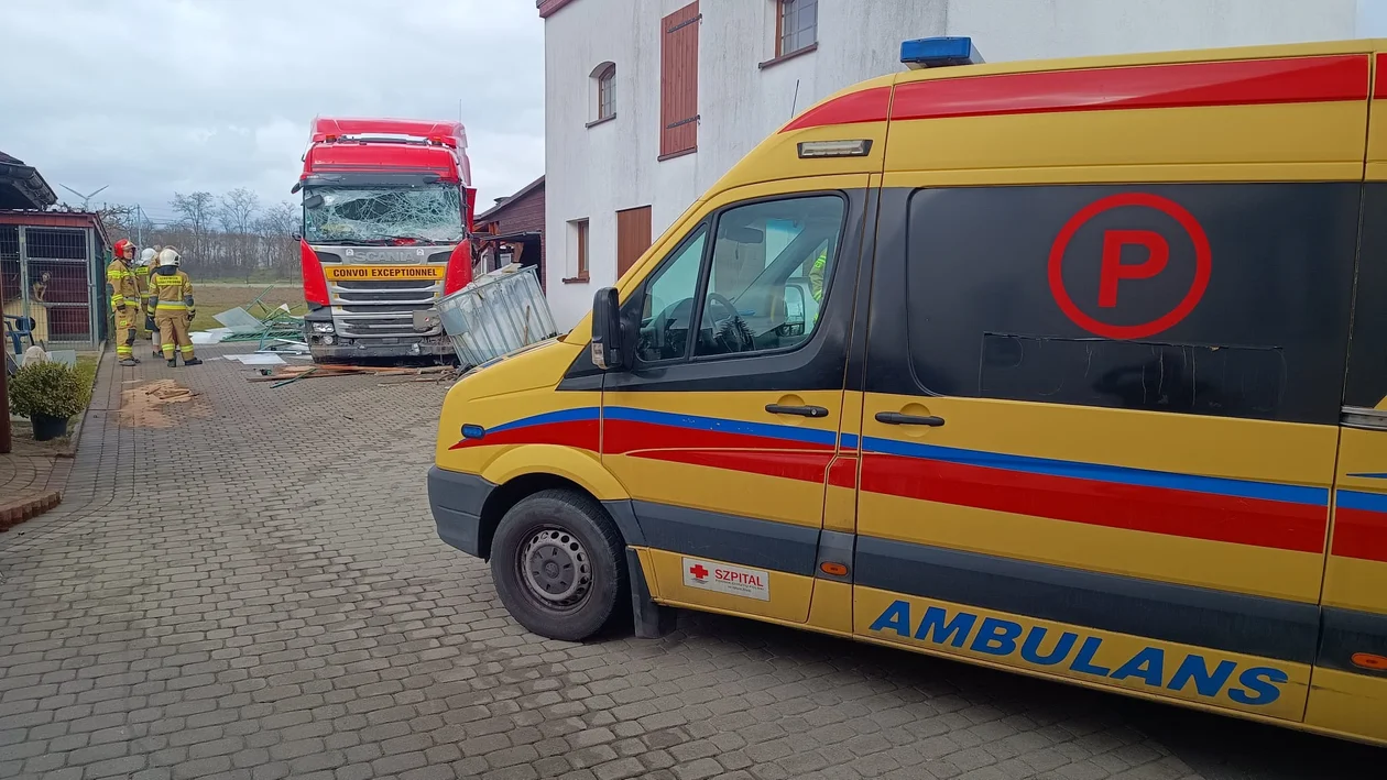 TIR zniszczył drewniany garaż