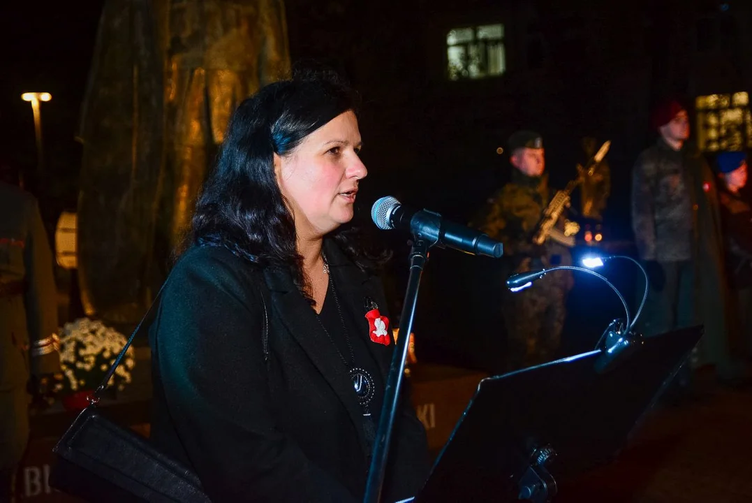 Obchody Święta Niepodległości w Jarocinie. Capstrzyk w parku mjr. Zbigniewa hr. Ostroroga-Gorzeńskiego