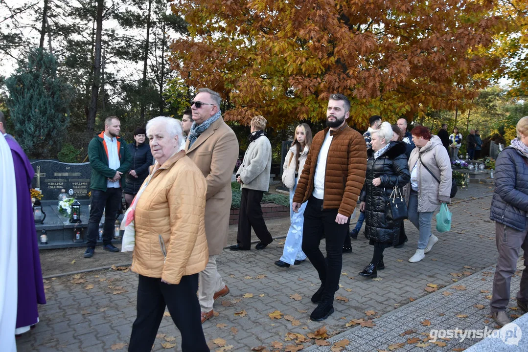 Wszystkich Świętych 2023 w Gostyniu. Znicze i kwiaty na nagrobkach - jak wyglądają cmentarze