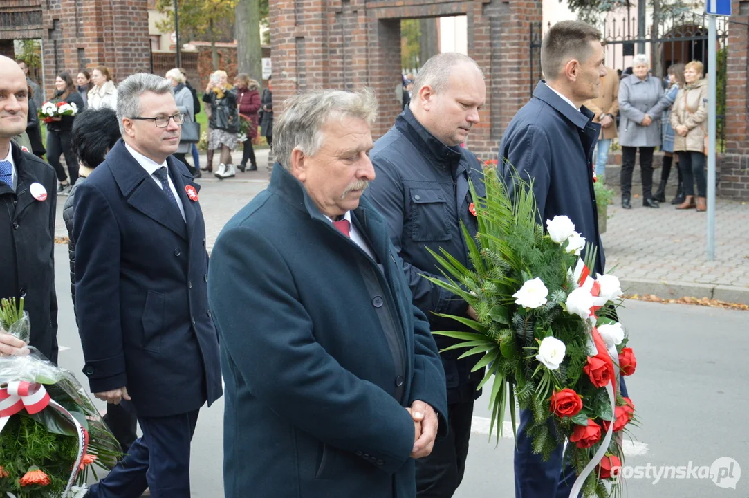 Przemarsz i uroczystości na cmentarzu w dniu 11 listopada w Krobi