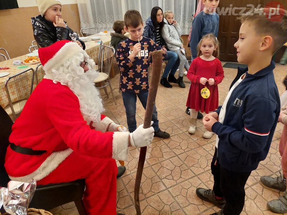 Mikołaj spotkał się z dziećmi i biesiada seniorów w Łaszczynie