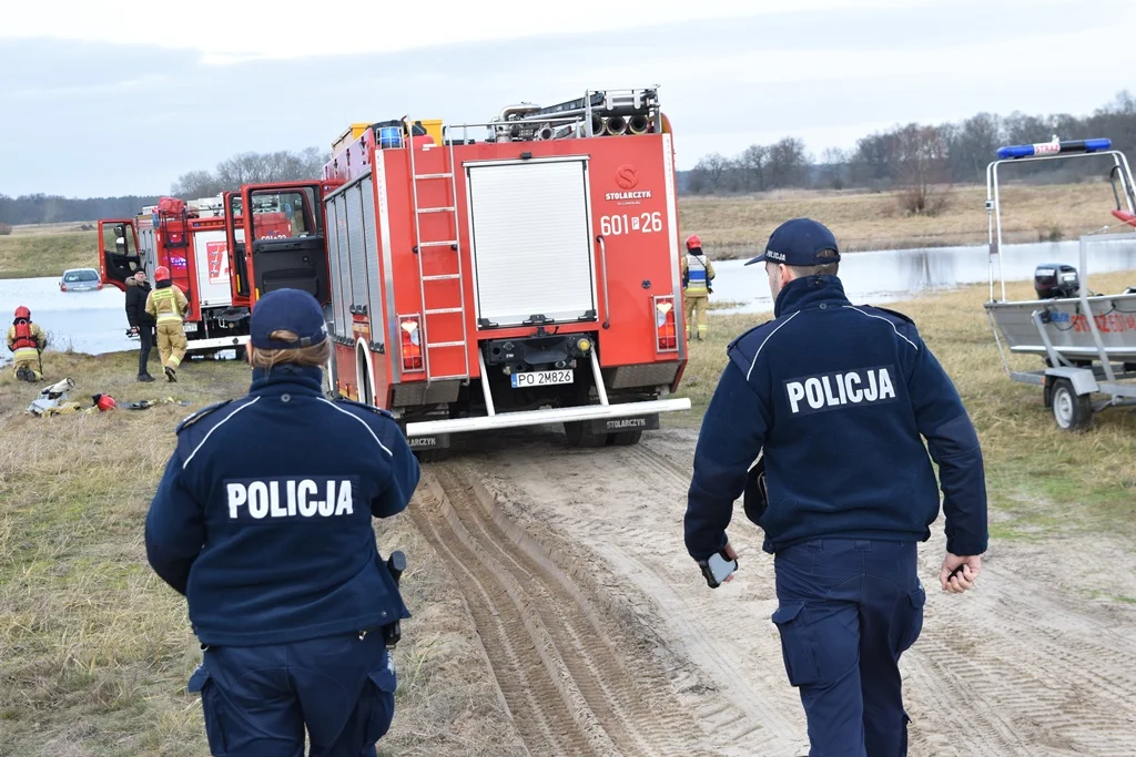 Mieszkaniec powiatu gostyńskiego samochodem wjechał do rozlewiska