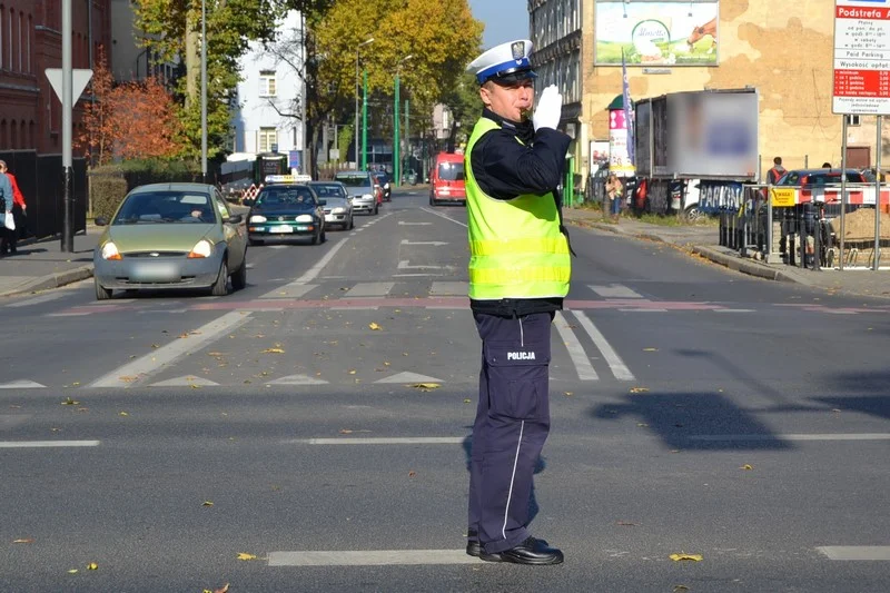 Policjant kieruje ruchem. Jak się zachować?