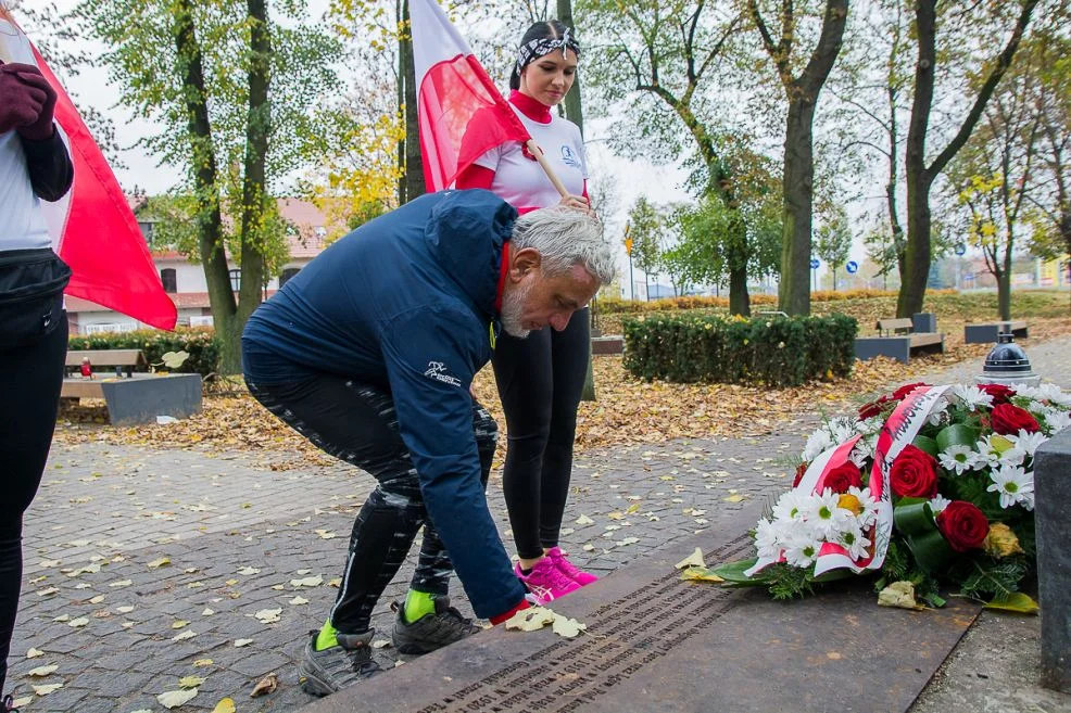 Biegacze Jarocin pobiegli szlakiem pomników poświęconych bohaterom Ziemi Jarocińskiej