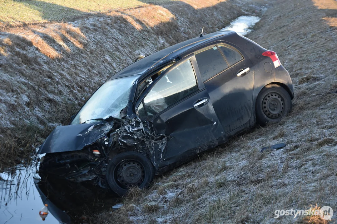 Wypadek na DW434 Gostyń - Poznań. Zderzyły się trzy samochody