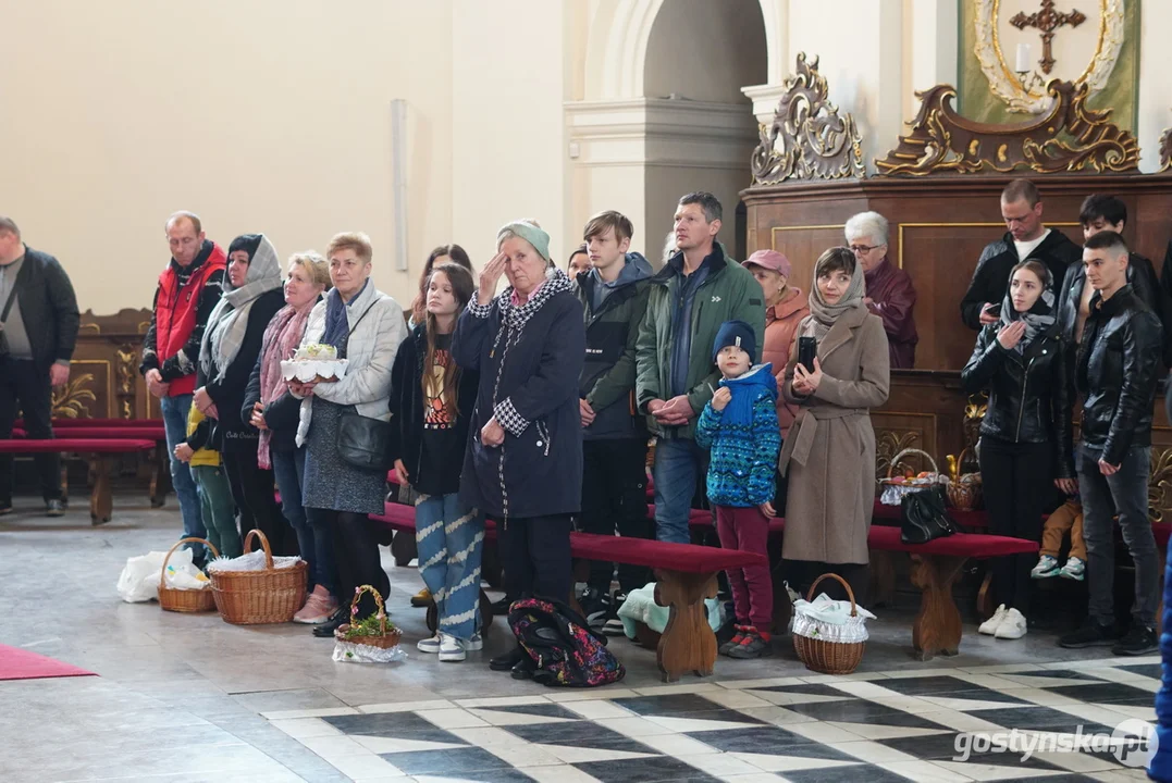 Ukraińskie rodziny na "święconce" w  Świętogórskiej Bazylice