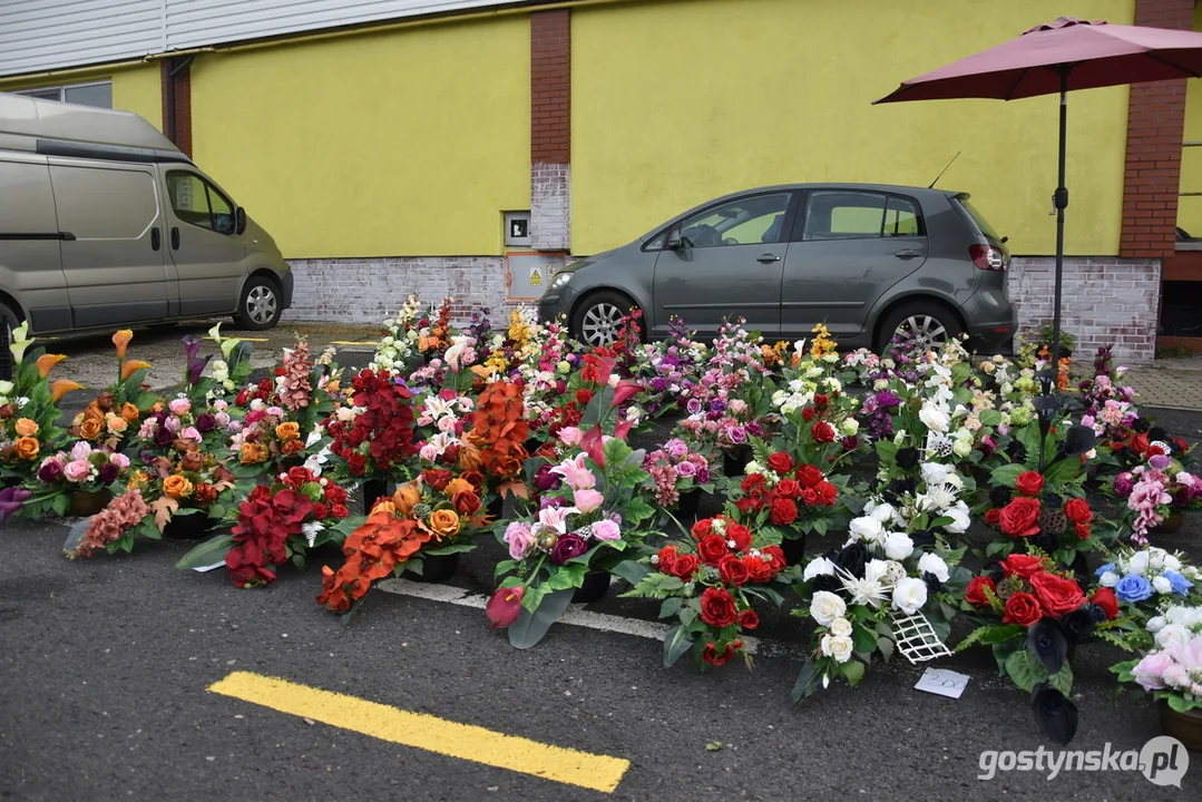 Ceny zniczy, stroików i wiązanek na targowisku miejskim w Gostyniu