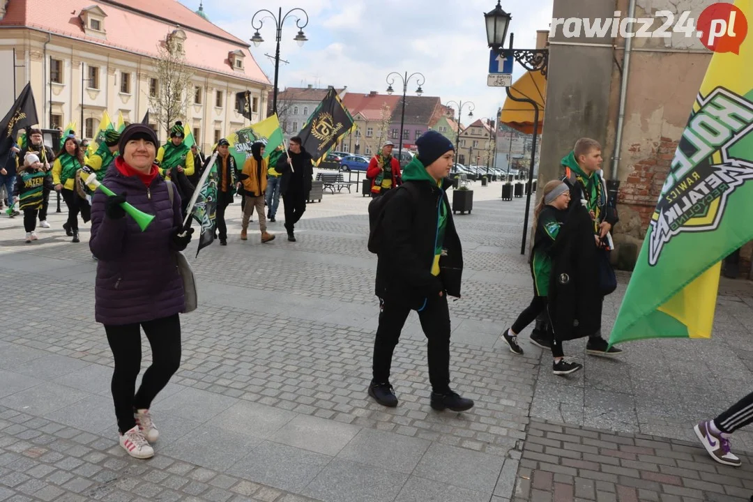 Kibice Kolejarza przeszli ulicami miasta.