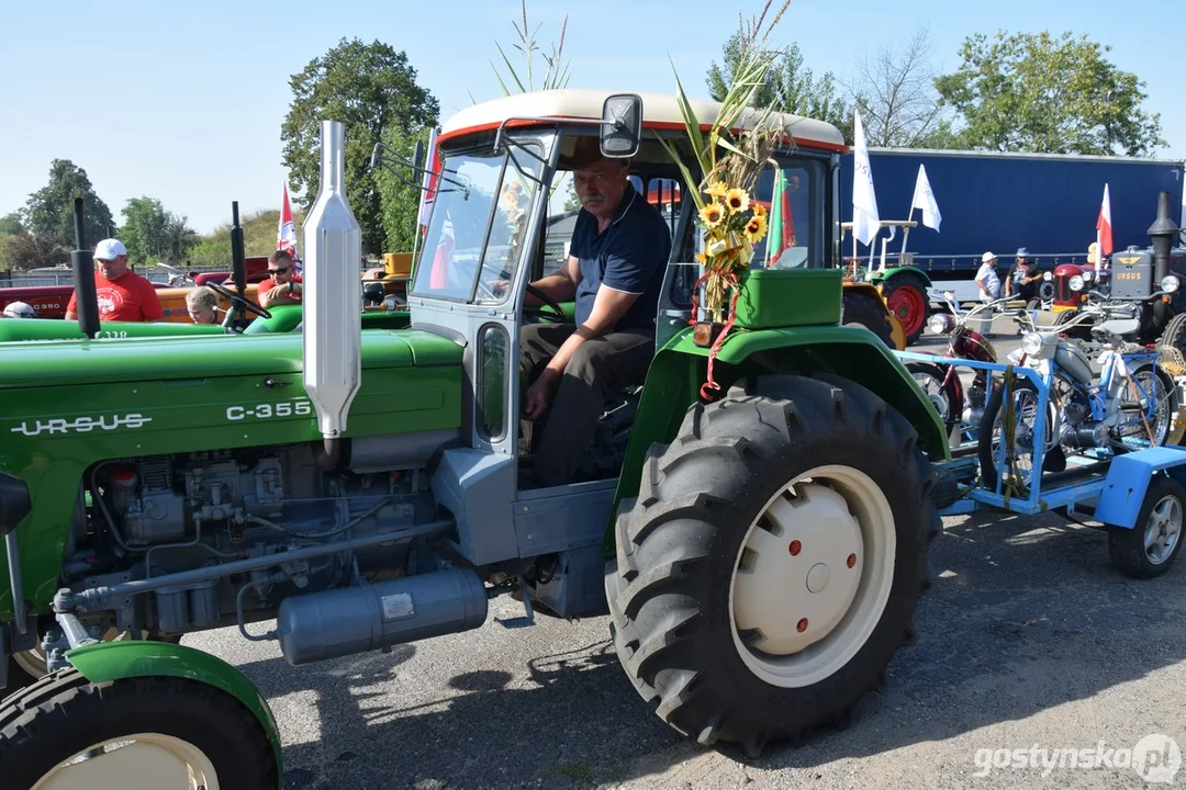 Parada zabytkowych pojazdów na dożynkach powiatowych na Świętej Górze 2025