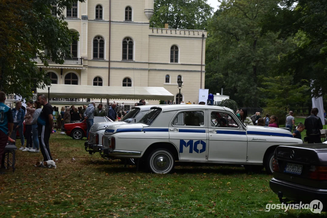 Zlot samochodów retro w Zamku Wielkopolskim w Rokosowie