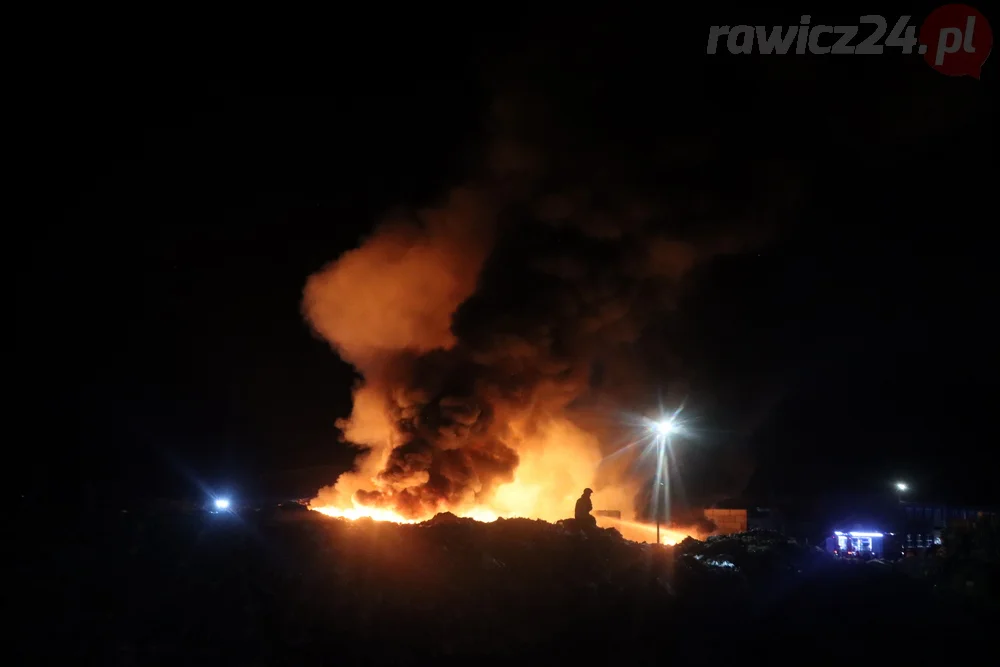 Pożar odpadów na terenie jednej z rawickich firm