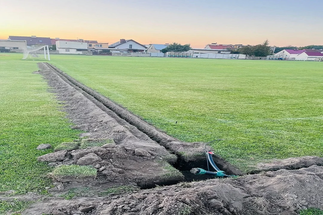 Zmiany na boisku w Kuczkowie. Obiekt sportowy zyskał system automatycznego nawadniania murawy