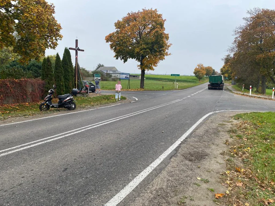 Potrącenie motorowerzystki na DW 438 (gm. Borek Wlkp.)