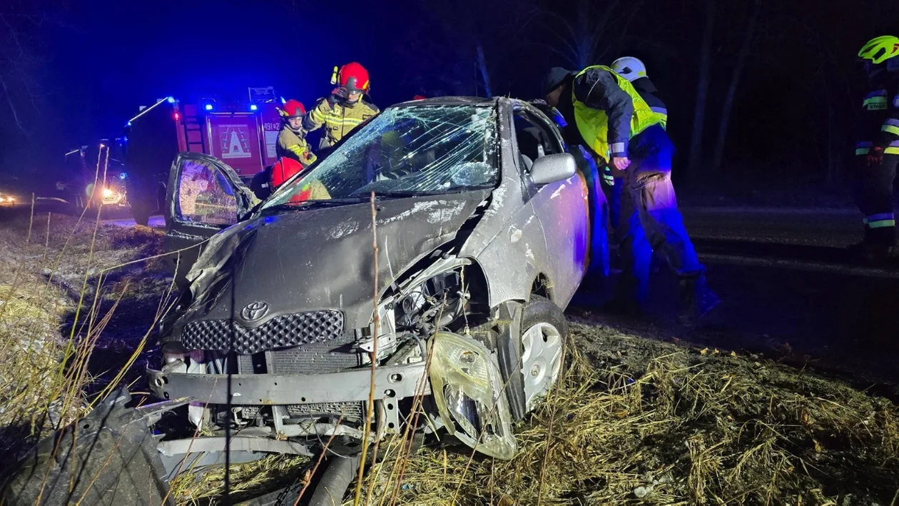 Gołoledź sparaliżowała ruch w powiecie krotoszyńskim. Auto w rowach, kolizje i dachowanie [ZDJĘCIA] - Zdjęcie główne