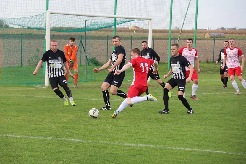 Derby powiatu dla Awdańca. Sędzia dyktował rzut karny w drugiej minucie [FOTO] - Zdjęcie główne