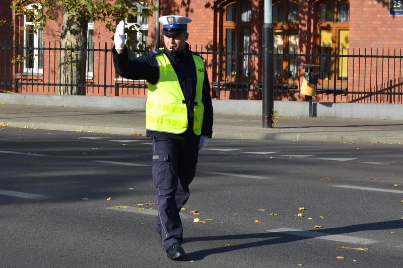 Policjant kieruje ruchem. Jak się zachować?